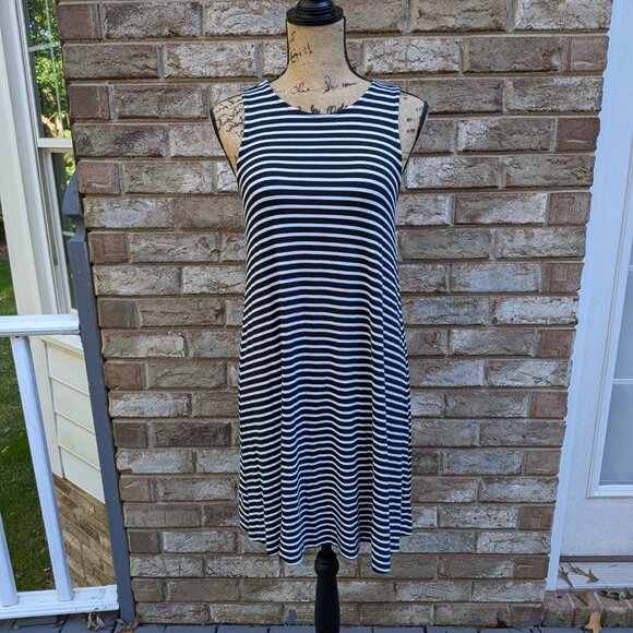 ⭐ Old Navy Black & White Striped Swing Tank Dress Size Small - Picture 2 of 13
